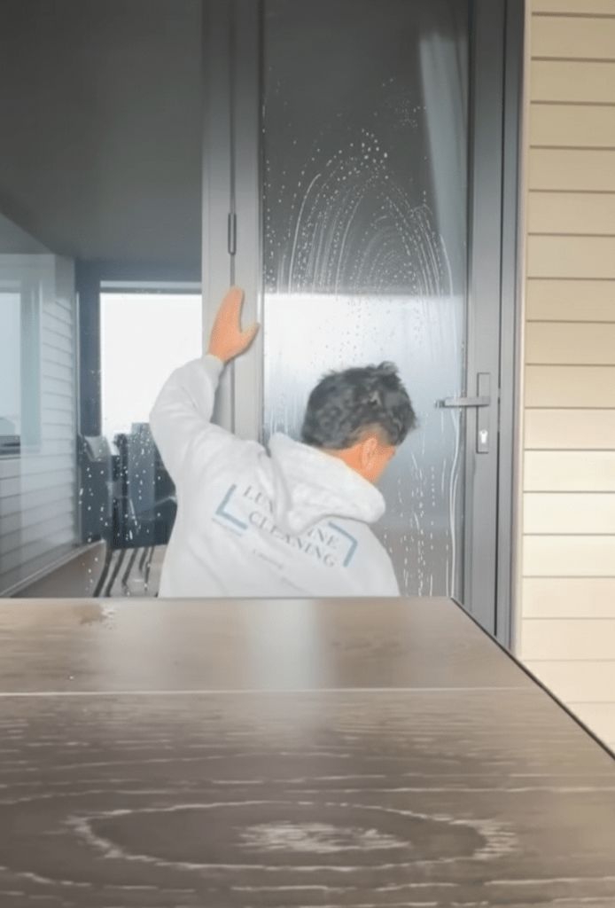 commercial window cleaning Hamilton , House Washing Hamilton, Hamilton Window Washer
